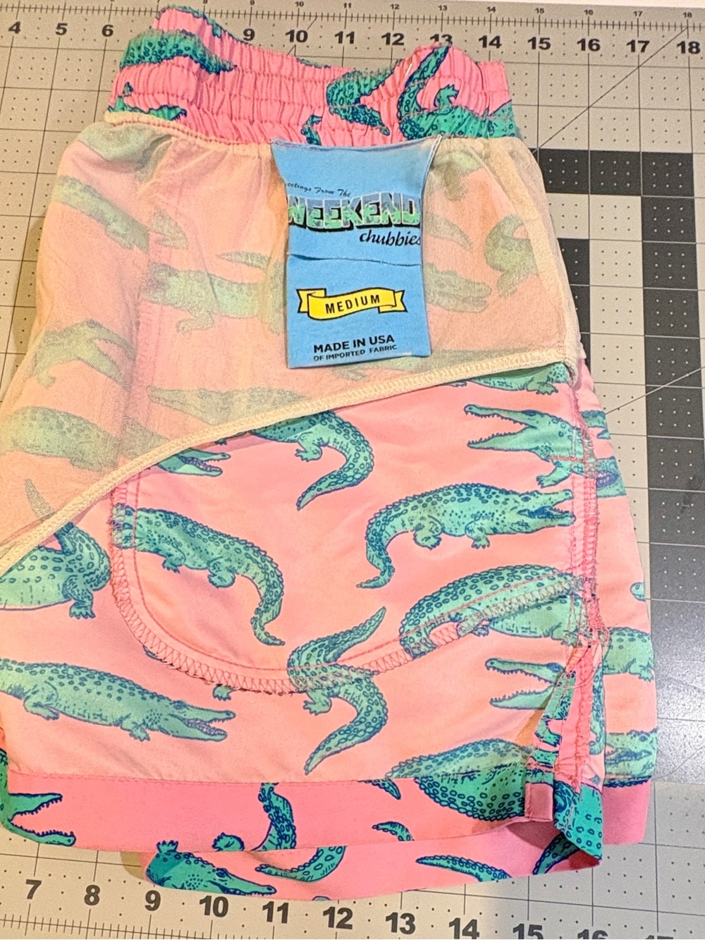 Chubbies Pink Alligator Print Swim Trunks Shorts Medium M Made USA Lined - Picture 3 of 4